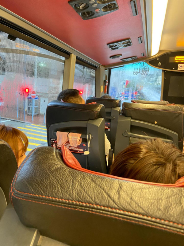 女乘客暴雨巴士晾粉紅色XX 直擊乘客斥「噁心」 網民最勁見過啊叔晾...