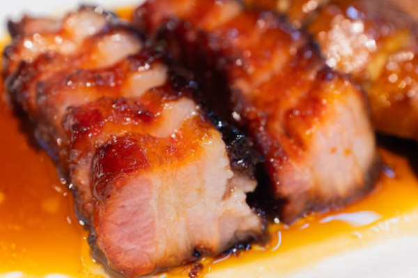 屯門新墟街市叉燒含禁用工業染色料！橙黃二可影響肝臟或致癌