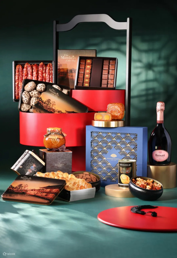 港鐵電梯「左行右企」再掀熱議 港男趕返工遇左企乘客秒躁底 兩派網民熱議一定要跟規矩？