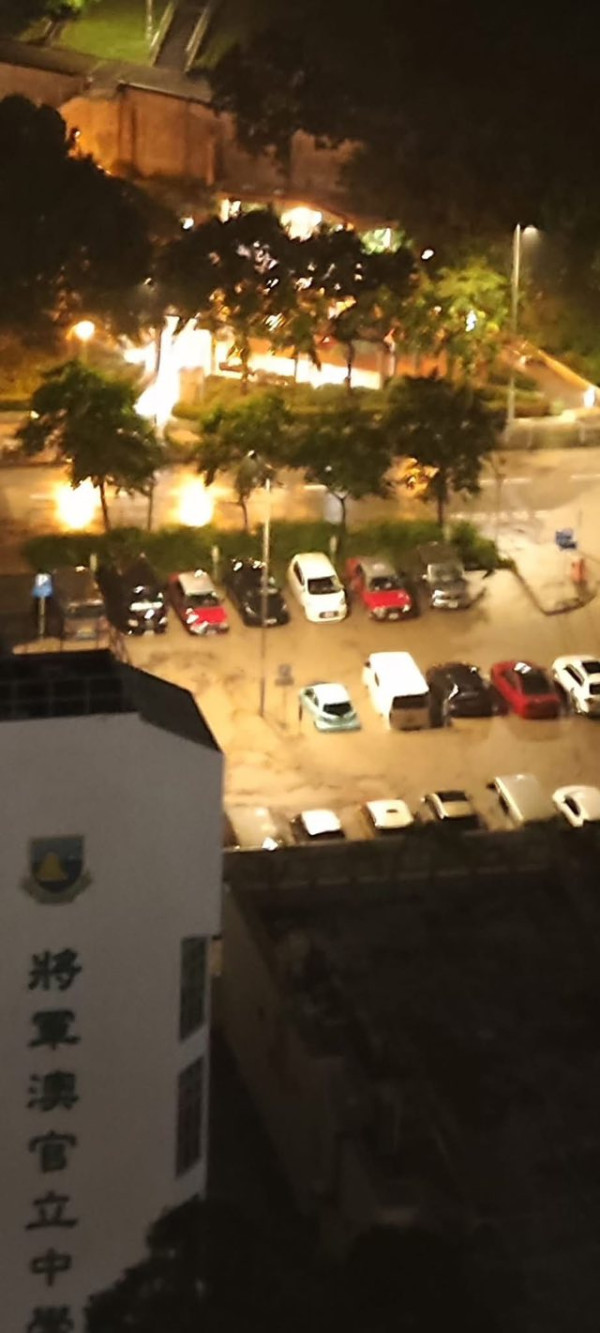 7日內三度黑雨！網民直擊有地區嚴重水浸 車輛被浸過半車身
