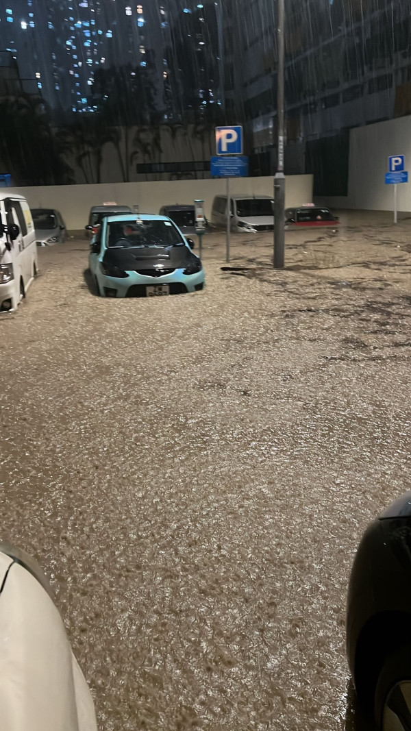 7日內三度黑雨！網民直擊有地區嚴重水浸 車輛被浸過半車身