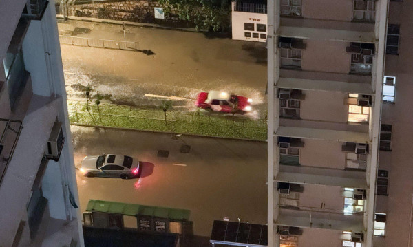 7日內三度黑雨！網民直擊有地區嚴重水浸 車輛被浸過半車身