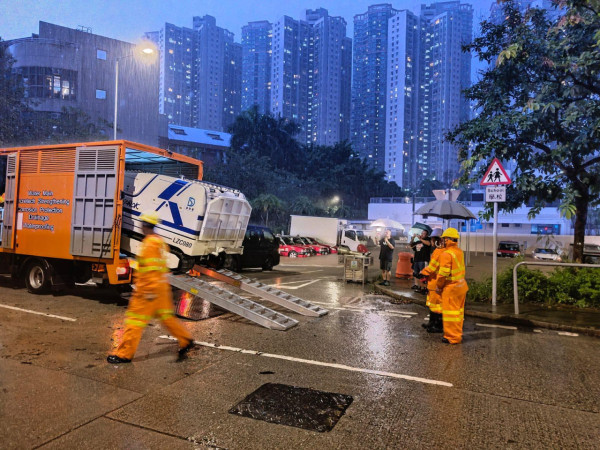 7日內三度黑雨！網民直擊有地區嚴重水浸 車輛被浸過半車身