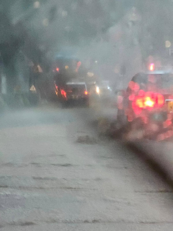 黑雨水浸｜打工仔返工超困難！吐露港路段水浸如「渡海泳」 堅尼地城現急流