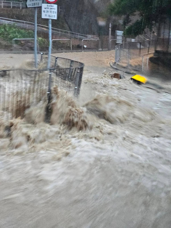 黑雨水浸｜打工仔返工超困難！吐露港路段水浸如「渡海泳」 堅尼地城現急流
