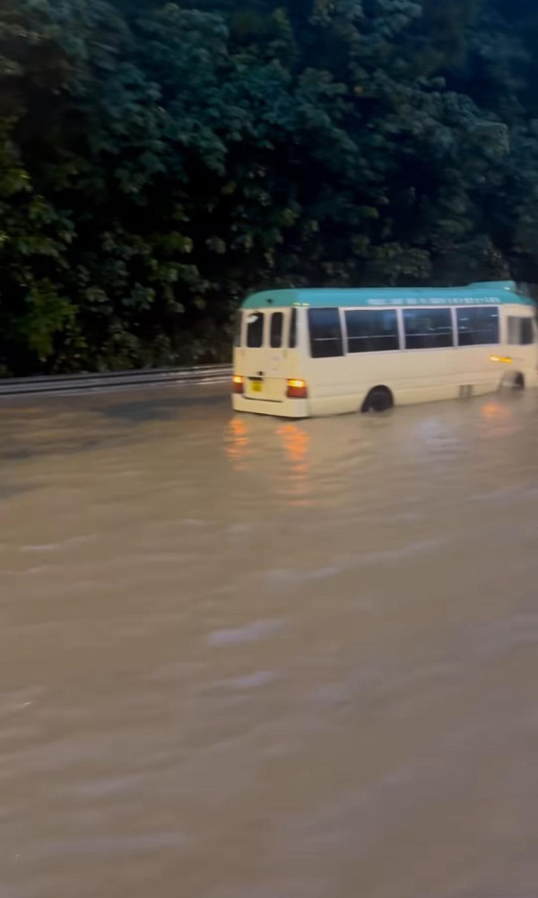 黑雨水浸｜打工仔返工超困難！吐露港路段水浸如「渡海泳」 堅尼地城現急流