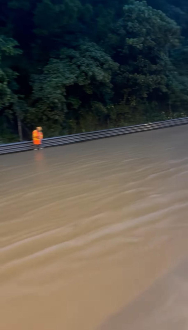 黑雨水浸｜打工仔返工超困難！吐露港路段水浸如「渡海泳」 堅尼地城現急流