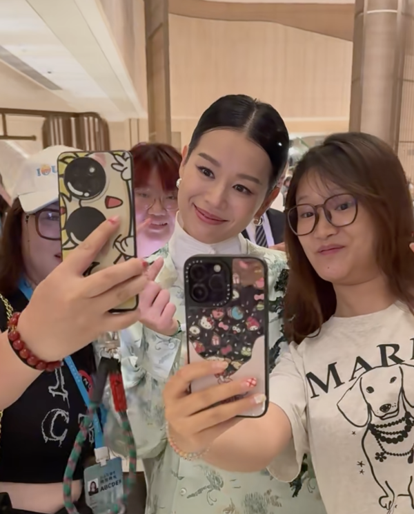 被指表情僵硬(圖片來源:IG@myoliemyolie)