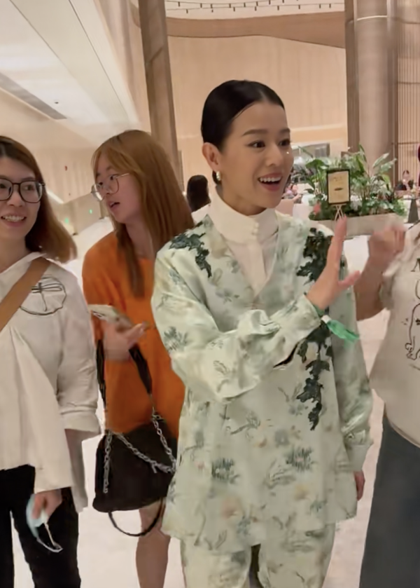 被指表情僵硬(圖片來源:IG@myoliemyolie)