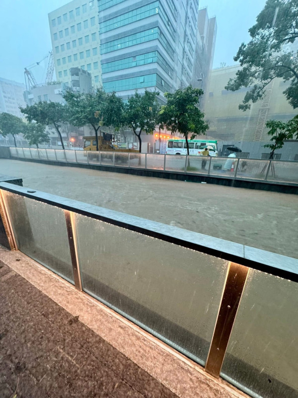 黑雨水浸｜觀塘翠屏河驚變「黑雨泳池」水位直逼行人路 目擊者：就嚟水滿啦！