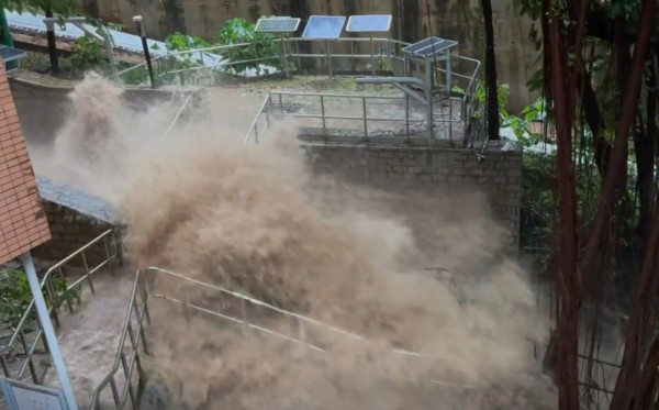 黑雨夜襲香港 港大驚現「洪水瀑布」 3 米高大水沖橋