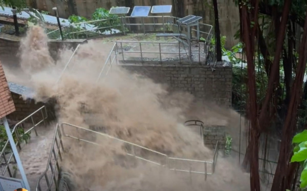 黑雨夜襲香港 港大驚現「洪水瀑布」 3 米高大水沖橋