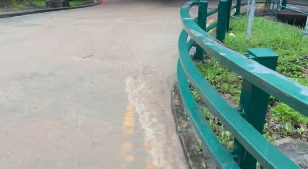 黑雨夜襲香港 港大驚現「洪水瀑布」 3 米高大水沖橋