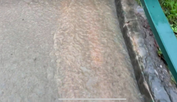 黑雨夜襲香港 港大驚現「洪水瀑布」 3 米高大水沖橋