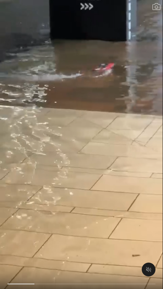 黑雨水浸｜愛民村暴雨下浸到變池塘！居民苦中作樂玩電子艇引圍觀