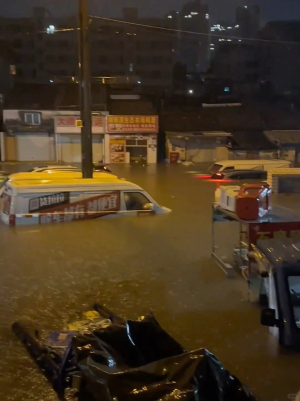 深圳凌晨一度發出暴雨紅色預警 內地網民上傳多區水浸實況！ 
