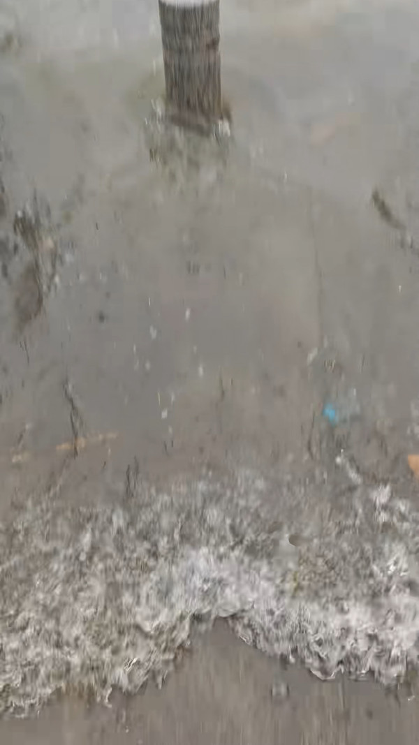 深圳凌晨一度發出暴雨紅色預警 內地網民上傳多區水浸實況！ 