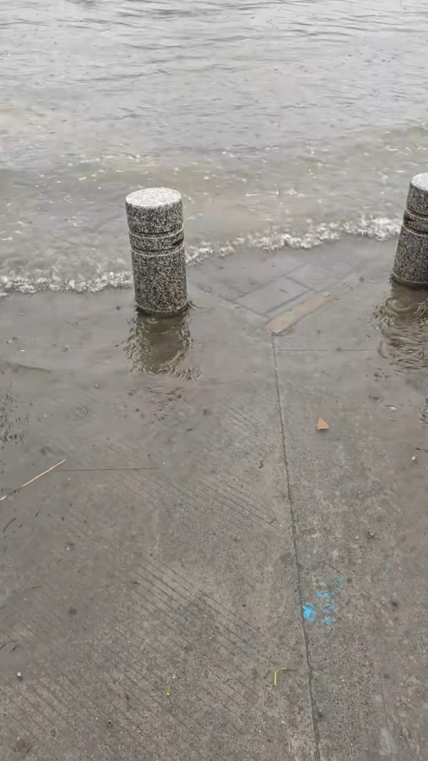 深圳凌晨一度發出暴雨紅色預警 內地網民上傳多區水浸實況！ 