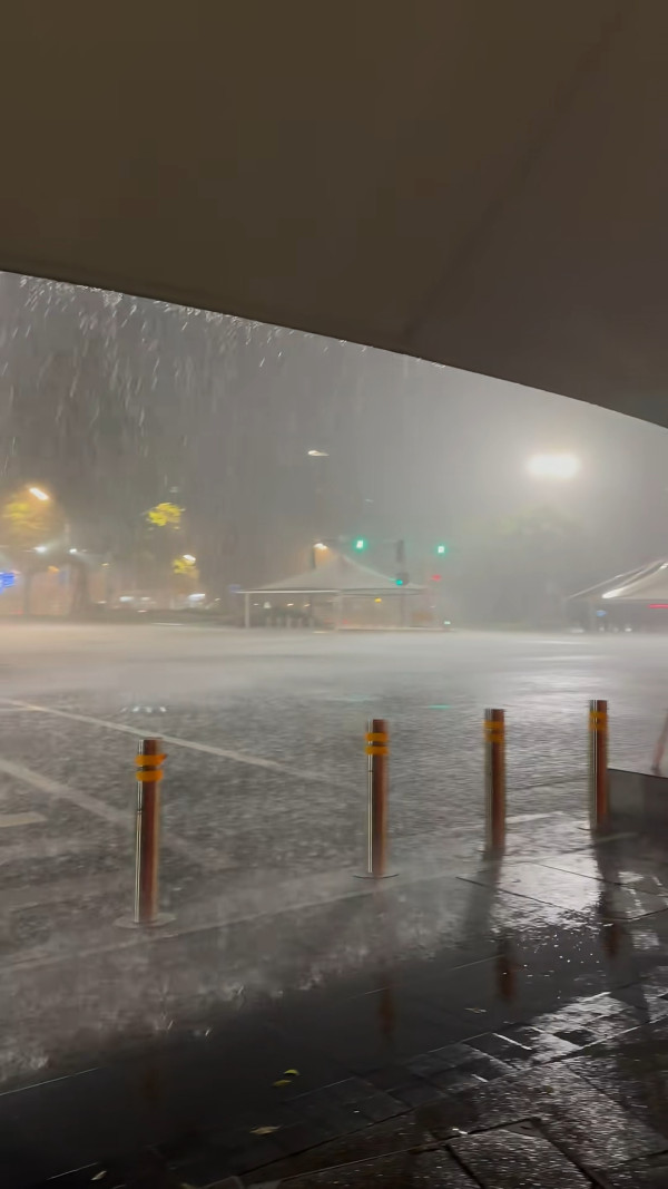 深圳凌晨一度發出暴雨紅色預警 內地網民上傳多區水浸實況！ 