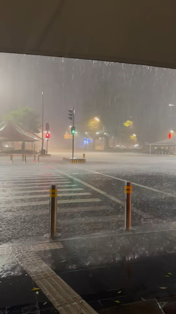 深圳凌晨一度發出暴雨紅色預警 內地網民上傳多區水浸實況！ 