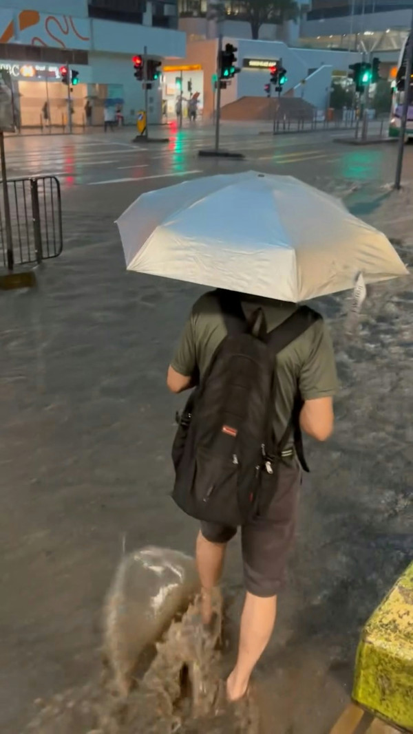 黑雨｜打工仔搏命返工戰況 勇闖激流 泥水湧入巴士 網民「橡皮艇都唔掂」