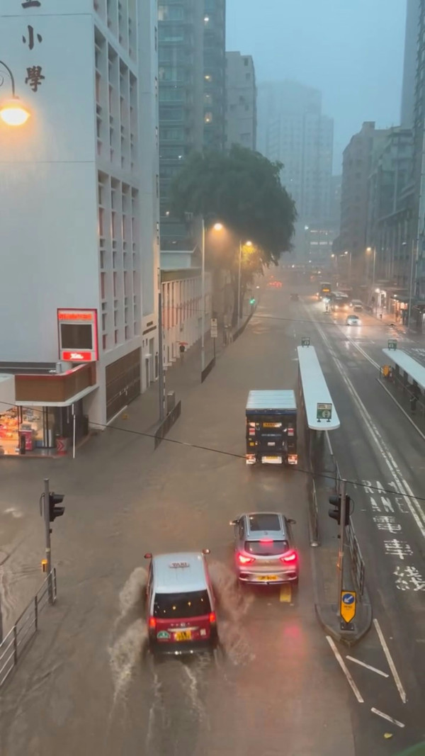 黑雨｜打工仔搏命返工戰況 勇闖激流 泥水湧入巴士 網民「橡皮艇都唔掂」