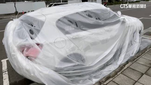 當車子完全被水淹沒時，因為防水袋內部仍存有空氣和水壓，水還是會從袋口打結處滲入，無法完全阻擋水流。（圖片來源︰華視新聞）