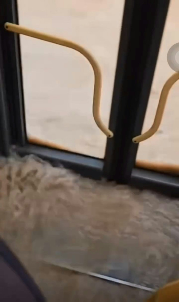 黑雨｜打工仔搏命返工戰況 勇闖激流 泥水湧入巴士 網民「橡皮艇都唔掂」