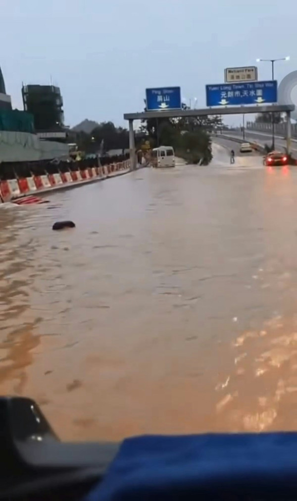 黑雨｜天文台App洗版式通知 超頻密彈出訊息成另類焦點 港女笑稱：仲多過男朋友搵我