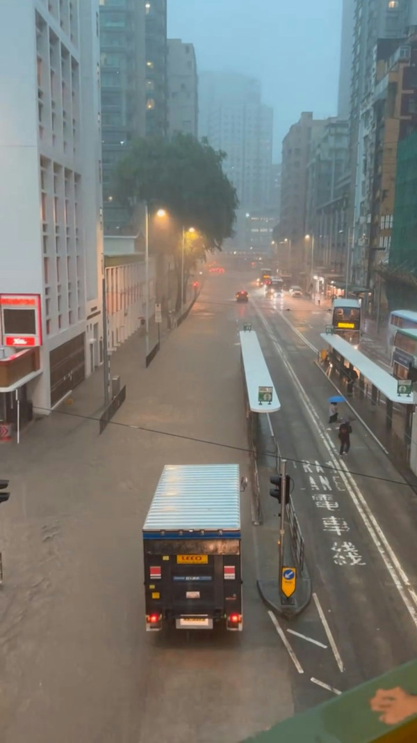 黑雨｜天文台App洗版式通知 超頻密彈出訊息成另類焦點 港女笑稱：仲多過男朋友搵我