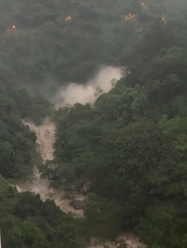 香港黑雨災情 荃灣曹公潭山洪爆發 洪水沖擊高過樹木