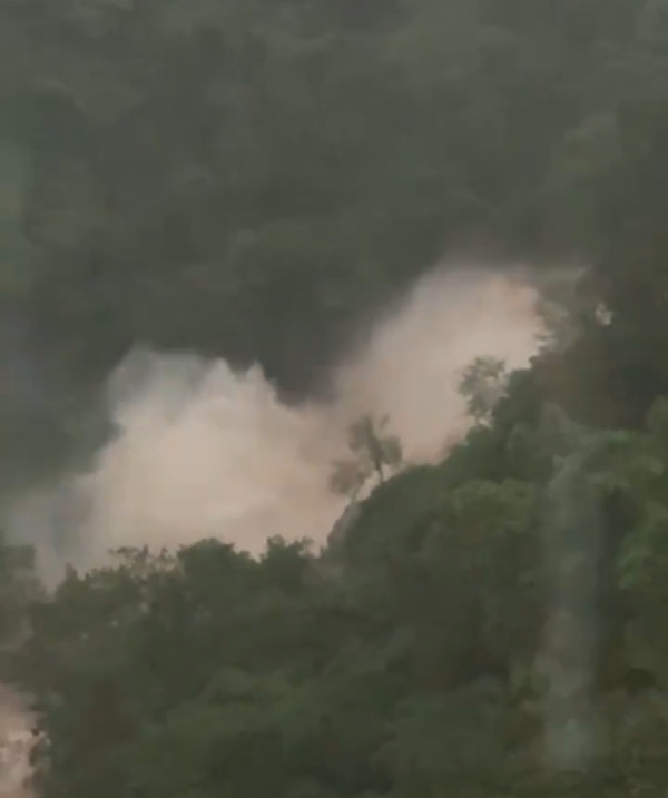 香港黑雨災情 荃灣曹公潭山洪爆發 洪水沖擊高過樹木