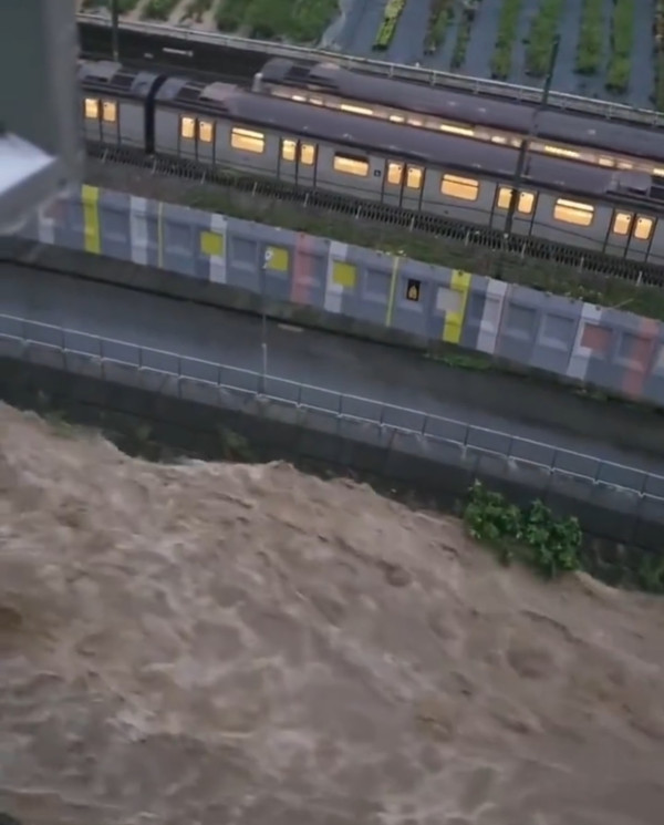 香港黑雨災情 荃灣曹公潭山洪爆發 洪水沖擊高過樹木