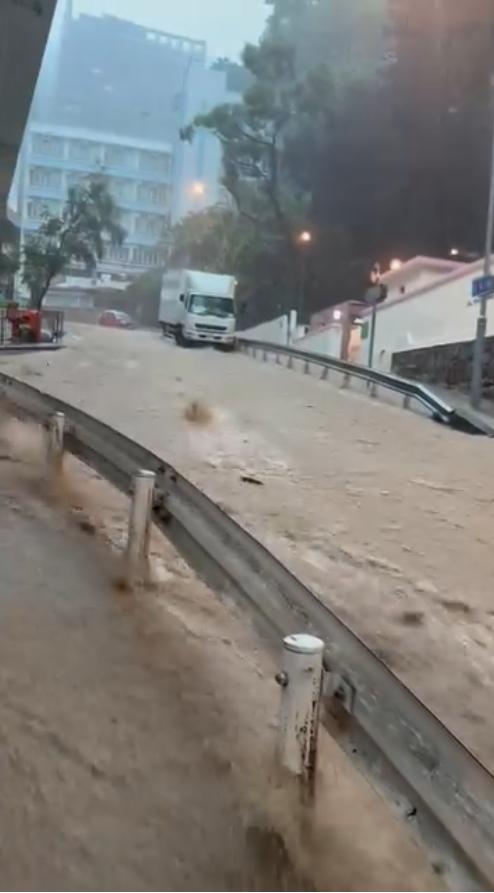黑色暴雨西環山道變山河！震撼網民驚叫香江現激流