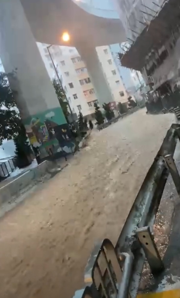 黑色暴雨西環山道變山河！震撼網民驚叫香江現激流