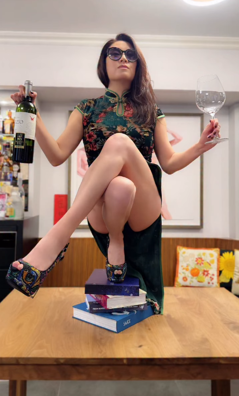 廖碧兒著高衩旗袍單腳企上枱斟紅酒！騎呢舉動幾乎走光惹網民質疑好怪異