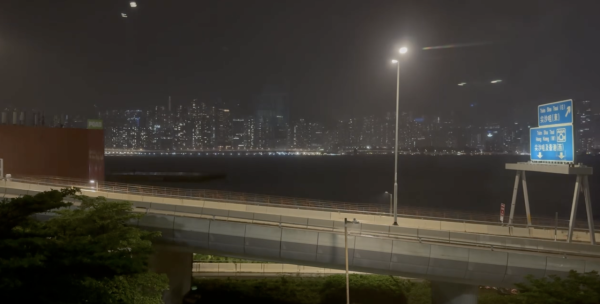 台灣客黑雨下遊港誤以為停電 網友：香港供電穩定性達99% 