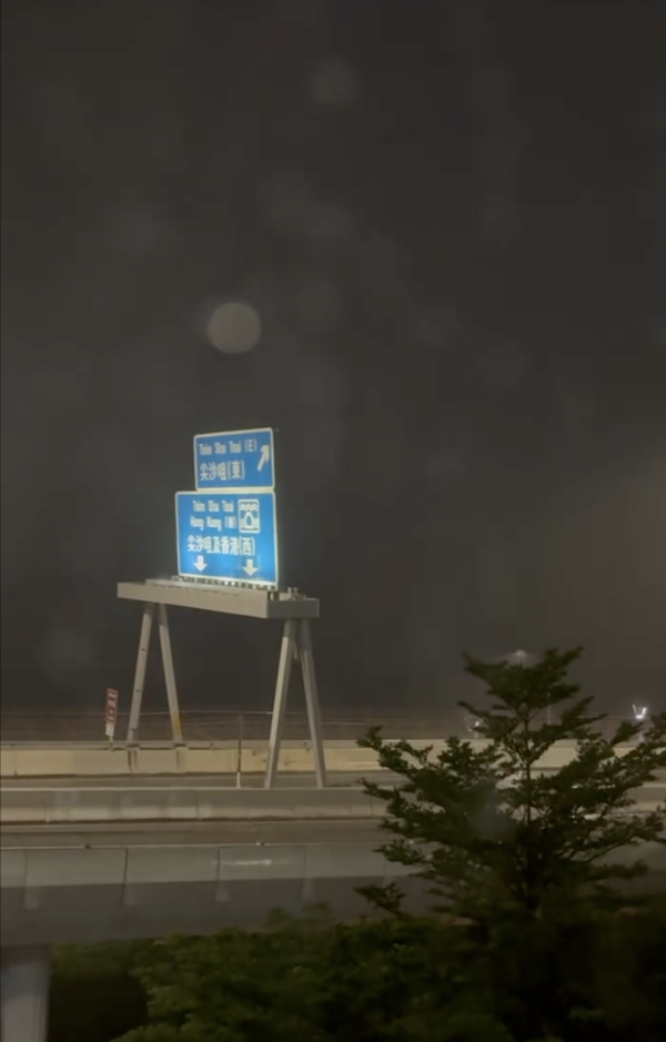 台灣客黑雨下遊港誤以為停電 網友：香港供電穩定性達99% 