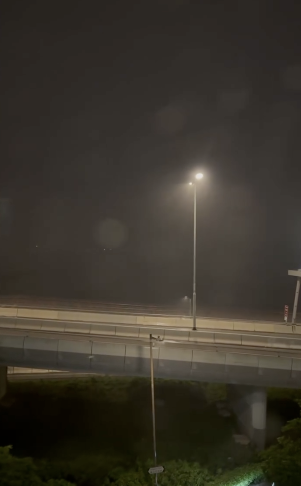 台灣客黑雨下遊港誤以為停電 網友：香港供電穩定性達99% 