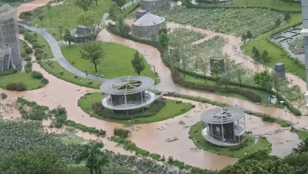 深圳暴雨預警「紅降黃」引熱議 打工仔羨慕港人：不會自動降級 