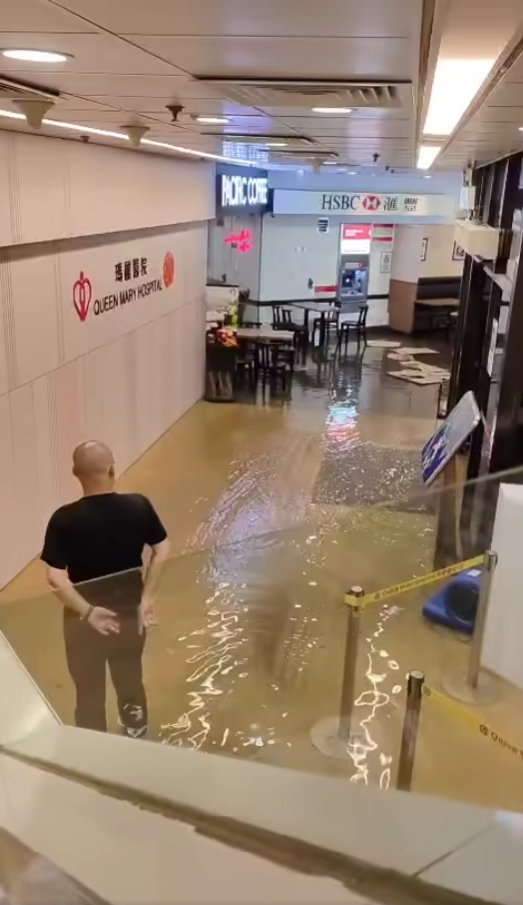 黑色暴雨瑪麗醫院水浸急症室服務受影響！動用強力排水機械人處理  留言：咁高都浸？
