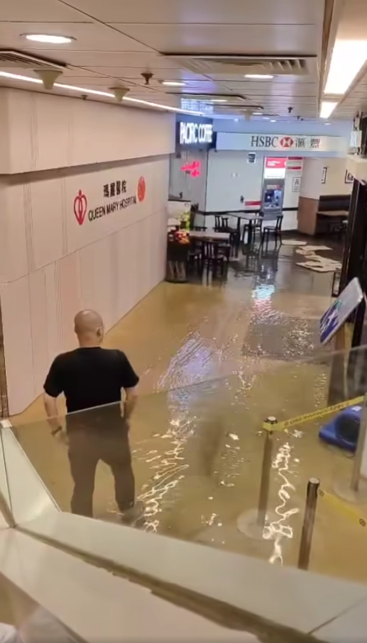 黑色暴雨瑪麗醫院水浸急症室服務受影響！動用強力排水機械人處理  留言：咁高都浸？
