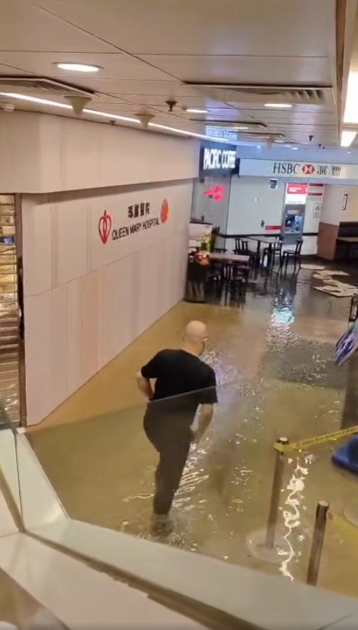 黑色暴雨瑪麗醫院水浸急症室服務受影響！動用強力排水機械人處理  留言：咁高都浸？