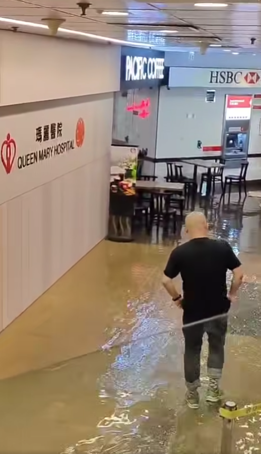 黑色暴雨瑪麗醫院水浸急症室服務受影響！動用強力排水機械人處理  留言：咁高都浸？