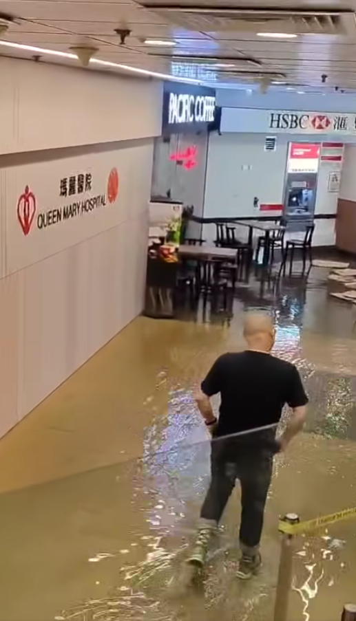 黑色暴雨瑪麗醫院水浸急症室服務受影響！動用強力排水機械人處理  留言：咁高都浸？