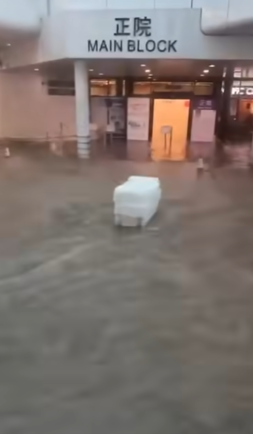 黑色暴雨瑪麗醫院水浸急症室服務受影響！動用強力排水機械人處理  留言：咁高都浸？