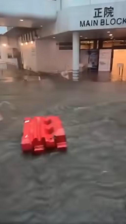 黑色暴雨瑪麗醫院水浸急症室服務受影響！動用強力排水機械人處理  留言：咁高都浸？