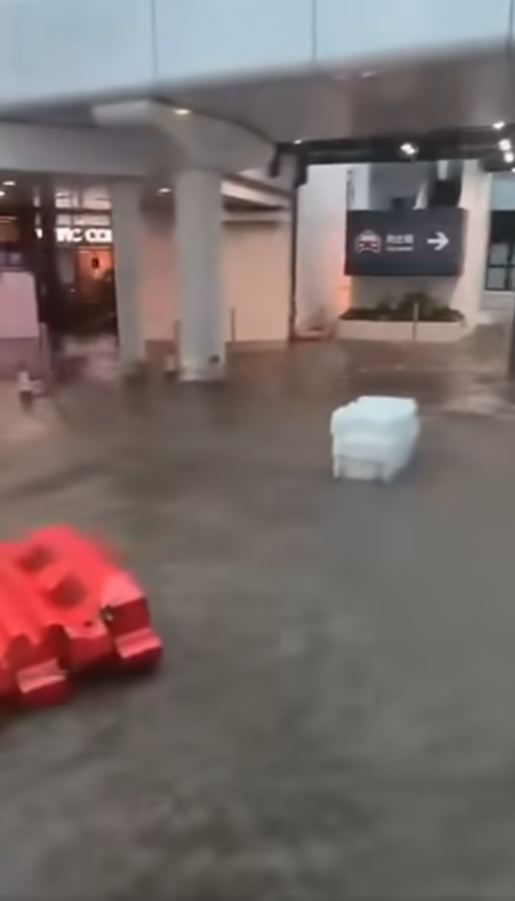 黑色暴雨瑪麗醫院水浸急症室服務受影響！動用強力排水機械人處理  留言：咁高都浸？