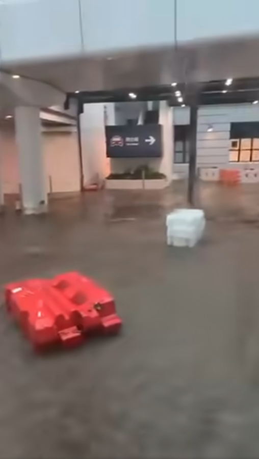 黑色暴雨瑪麗醫院水浸急症室服務受影響！動用強力排水機械人處理  留言：咁高都浸？