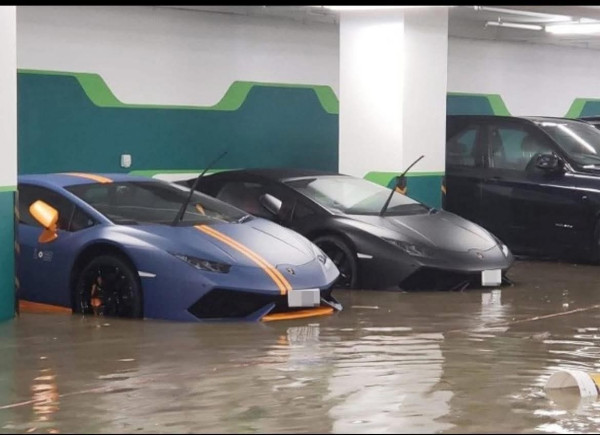 黑雨再度襲港 網民重溫「淋飽堅尼」經典場面 調侃等保險送新車